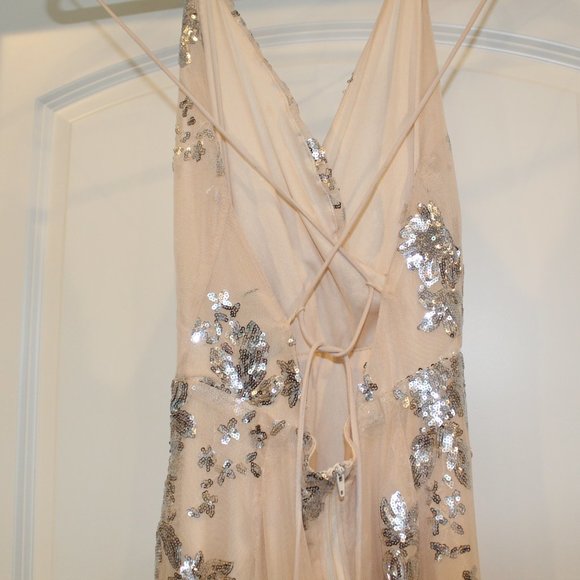 Banjul V-neck Backless Sequined Dress - Picture 4 of 5